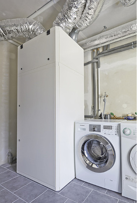 



2
 Heizung, Lüftung, Kühlung, Trinkwassererwärmung – alles platzsparend in einem kompakten Kombigerät, das kaum größer ist als ein Gefrierschrank. Mehr Technik als in Genius zusammengeführt brauchen energieeffiziente Eigenheime dafür nicht. 
