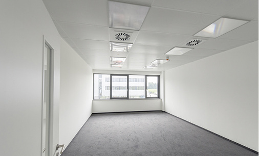 



4
 Abhängig von äußeren und inneren Wärmelasten sind die Kühldecken in den verschiedenen Büroräumen ausgelegt. Eine Lüftungsanlage gewährleistet den 1,5- bis 2-fachen Luftaustausch pro Stunde. 
