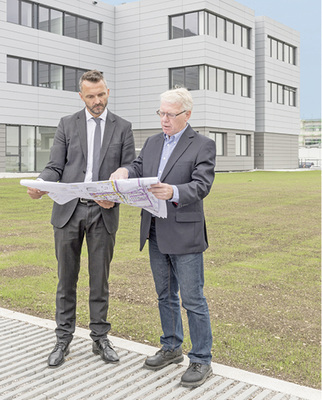 
7
 Virtuelle Planung und reale Installation passen: Axel M. Scharff, Geschäftsführer der GE-Planung GmbH (rechts) und Martin Berger, Planerberater von Viega, vor dem Bürokomplex im bayerischen Holzkirchen. 



