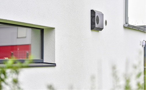 



2
 Einflussfaktor Gebäude: Auf VOC-Emissionen aus Baumaterialien und Möbeln reagiert die Regelung SaveCair mit einem erhöhten Luftaustausch. VOC-Sensoren messen dafür künftig die Konzentration in der Raumluft. 
