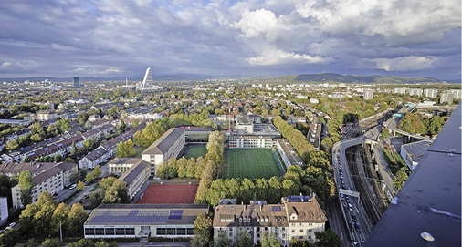 



4
 Einflussfaktor Außenluft: Feinstaub in innerstädtischen Bereichen oder Pollen im ländlichen Umfeld: Das Filtern der Außenluft erhöht die Innenraumluftqualität. Am einfachsten ist dies mit zentralen Lüftungsanlagen möglich. 
