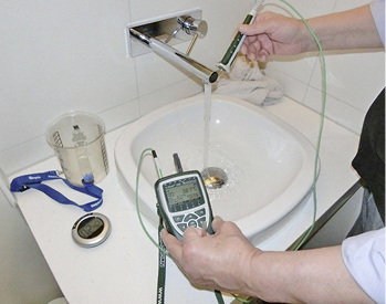 <p>
</p>

<p>
<span class="GVAbbildungszahl">5</span>
 Messung von Zapfprofilen mit einem Sekundenthermometer an einer Entnahmestelle. 
</p> - © Kemper

