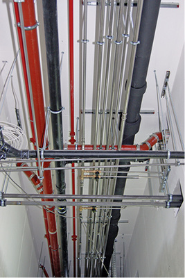 



3
 Sämtliche Leitungen und Rohre werden durch die Flure und von dort in die einzelnen Räume geführt. 
