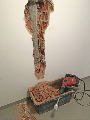 



4
 Traditionelle Bauweise zur Rohrsanierung mit Stemm- und Aufbrucharbeiten im Gebäude. 
