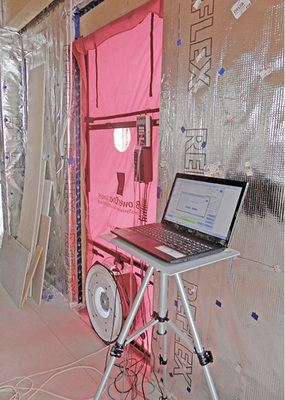 
3
 Zum Messaufbau gehört ein Gebläse, das mittels verstellbarem Klemmrahmen und Folie luftdicht in eine Tür- oder Fensteröffnung eingesetzt wird. 



