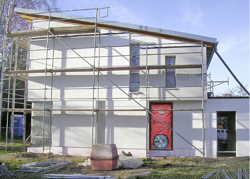 



4
 Wichtig ist, dass die Messung frühzeitig durchgeführt wird, sodass leckende Verklebungen, Fenstereindichtungen, Kabeldurchführungen und Wandanschlüsse noch sichtbar und leicht reparierbar sind. 
