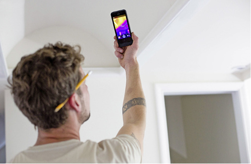 



5
 Für die Leckageortung genügen auch einfachere IR-Kameras mit mindestens 160 × 120 IR-Bildpunkten. Sollen zugleich auch Wärmebrücken lokalisiert werden, sind höhere Auflösungen gefordert. 
