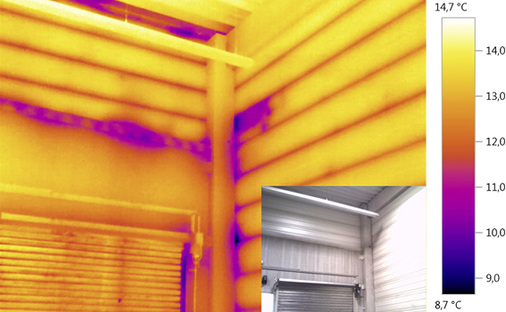 



7
 Besonders effizient ist die Differenzdruck-Thermografie bei Hallengebäuden – im Bild Luftleckagen an einem Rolltor. 
