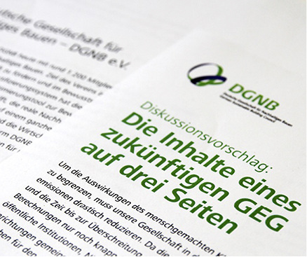


5
 Der neue Bauminister muss sich zügig um das Gebäudeenergiegesetz kümmern. Vielleicht hilft dabei das von der Deutschen Gesellschaft für Nachhaltiges Bauen (DGNB) vorgelegte Gebäude-Emissions-Gesetz 2050 (GEG 2050). Es umfasst nur drei Seiten und soll eine Diskussionsgrundlage sein, „um ein wirkungsvolles, einfaches und verständliches Instrument zum Erreichen der Klimaschutzziele zu entwickeln“. 
