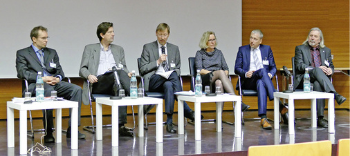 <p>
</p>

<p>
Viele Betreiber von kältetechnischen Anlagen wissen nicht, was mit der F-Gase-Verordnung und dem Phase-down auf sie zukommt. Die Podiumsdiskussion brachte mehr Klarheit, welche Maßnahmen jetzt getroffen werden müssen: Es diskutierten (v. l.): Arno Kaschl (EU-Kommission, DG Climate Action), Hans Verolme (Climate Advisers Network), Wolfgang Plehn (Umweltbundesamt, Moderator), Andrea Voigt (EPEE), Frank Heuberger (BIV) und Harald Conrad (Westfalen AG). 
</p> - © Wolfgang Schmid

