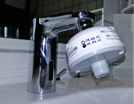 



9
 Zur unmittelbaren Gefahrenabwehr bei hohen mikrobiologischen Kontaminationen können auch im außermedizinischen Bereich temporär Sterilfilter eingesetzt werden, soweit sich der Filterabgang mindestens 20 mm über der Keramik befindet (DVGW twin 12 
Download auf 

www.dvgw.de

). Sanitärarmaturen mit bedarfsabhängiger Stagnationsspülung unterstützen den bestimmungsgemäßen Betrieb (im Bild: Waschtisch-Armatur Celis E).
