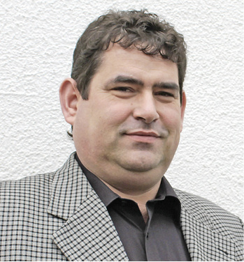 



2
 Zoltan Kiss, Serviceleiter bei Reven: Moderne Lüftungsdecken sind durch vielfältige Zusatzfunktionen und die einfache Anpassung an eine neue Grundrissaufteilung in besonderem Maß zukunftsfähig. 
