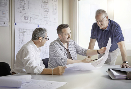 



3
 AEG-Haustechnik-Fachberater Sabri Incili, Johannes Elflein, Projektleiter ecoplan Lichtenfels, und Robert Engert, Geschäftsführer ecoplan Bamberg, im Planungsgespräch. „Mit einer zentralen Warmwasserversorgung wären allein die Rohrleitungsverluste höher als der Energieaufwand für den Nutzen.“ 
