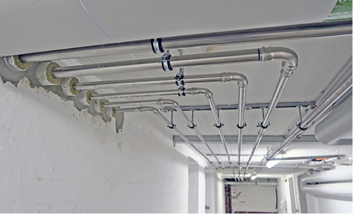 
3
 Das Edelstahlsystem NiroSan konnte dank combipress schnell installiert werden. Die meisten neuen Rohrleitungen ließen sich im Untergeschoss unter der Decke verlegen. 



