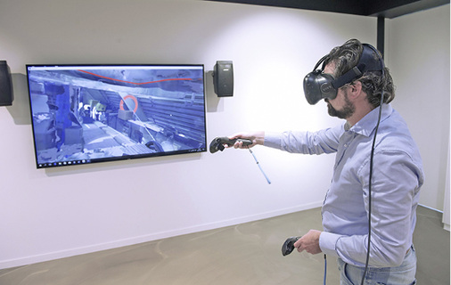 
6
 „Echte“ VR-Präsentationen werden in Echtzeit von leistungsfähigen PCs berechnet und auf per Datenkabel angeschlossenen VR-Brillen angezeigt. 



