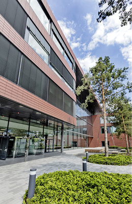 



2
 Das 500 m
2
 große Atrium erstreckt sich über alle vier Etagen und ist der architektonische Höhepunkt des Gebäudes. Vor der 18 m hohen Südfassade sorgen drehbare Glaslamellen für eine kontrollierte Sonneneinstrahlung. 
