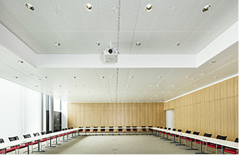 
Abwechslungsreiche Decke
 – Im großen Besprechungsraum wurde die komplett aktive Metallkühldecke auf zwei Ebenen umgesetzt. Dieser architektonische Kniff lockert die Deckenlandschaft auf und sorgt so auf einfache Weise für eine abwechslungsreiche Gestaltung. 



