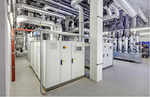 



3
 Die beiden maßgefertigten Geozent-Profi-Energiezentralen versorgen mehr als 10 000 m
2
 Heiz- und Kühldecken. Priorität hat dabei der Dualbetrieb, bei dem Wärme und Kälte hocheffizient gleichzeitig bereitgestellt werden. 

