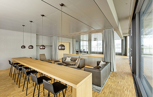 



4
 Die repräsentative Skylounge wurde komplett mit einer Metalldecke Varicool Spectra M in Sonderausführung ausgestattet. Die Speziallackierung und die homogene Deckenfläche mit Nullfuge tragen maßgeblich zum exklusiven Ambiente bei.
