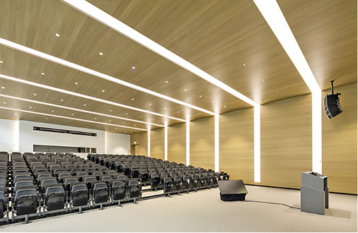 <p>
</p>

<p>
<span class="GVAbbildungszahl">5</span>
 Im Auditorium sorgt eine 500 m
<sup>2</sup>
 große Heiz- und Kühldecke in Holz-optik für angenehme Temperaturen. 
</p> - © Zent-Frenger / Uponor

