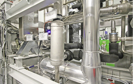 
2
 Detailansicht der Absorptionskältemaschine, im Hintergrund das Blockheizkraftwerk. 



