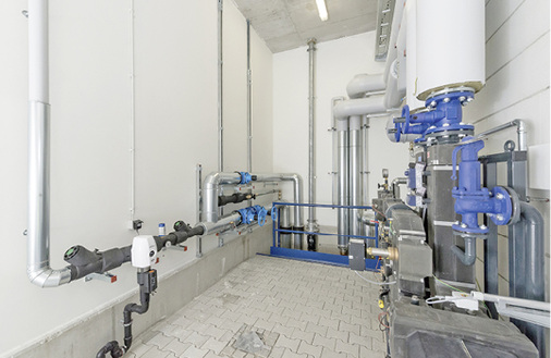 



3
 Wichtig für die Trinkwasserhygiene ist eine hydraulisch klare Verteilungsarchitektur: Vom zentralen Wasseranschluss verzweigt sich die Installation sternförmig zu den verschieden Gebäuden auf dem Apassionata-Gelände. Im Bild die Trinkwasserstation mit Vorwärmung für die Tränken im Reitstall. 
