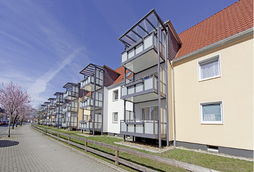 <p>
</p>

<p>
<span class="GVAbbildungszahl">2</span>
 Überdachte Balkone ermöglichen ein angenehmes Verweilen an der frischen Luft. Das Frischlufterlebnis bieten jedoch auch die Innenräume: Ein zentrales Komfort-Lüftungssystem pro Wohnung sorgt ganzjährig für ein gesundes und behagliches Raumklima bei optimaler Energieeffizienz. 
</p> - © Zehnder Group Deutschland GmbH, Lahr


