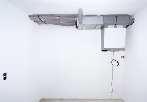 



3
 Das zentrale Kom-fort-Lüftungsgerät Zehnder ComfoAir 180 findet in einem Küchenschrank oder in Badezimmernischen Platz. Die Doppelkanäle aus EPP können oberhalb der Küchenschränke im ungenutzten Raum verschwinden und halten trotz minimalem Platzbedarf alle Anforderun-gen nach DIN 1946-6 hinsichtlich der Installa-tion von Außen- und Fortluft innerhalb der thermischen Gebäudehülle ein.
