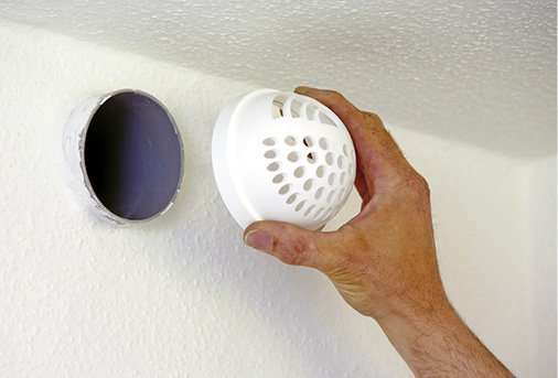 



7
 Das Zehnder-Renovationsventil ist auch im Neubau eine praktische Lösung: Der dezente Frischluftdurchlass sitzt unter der Zimmerdecke. Durch eine spezielle Formgebung wird der Coand-Effekt ausgenutzt, die zuströmende Luft verteilt sich zugfrei im Raum. 
