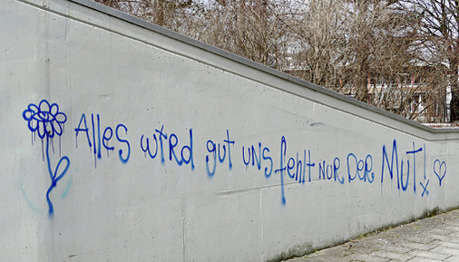 <p>
</p>

<p>
<span class="GVAbbildungszahl">7</span>
 Das Graffiti in der Münchner Passivhaussiedlung Ackermannbogen kann auch als Aufforderung an die Planer verstanden werden, sich mehr für den Passivhaus-Standard zu engagieren. 
</p> - © Wolfgang Schmid


