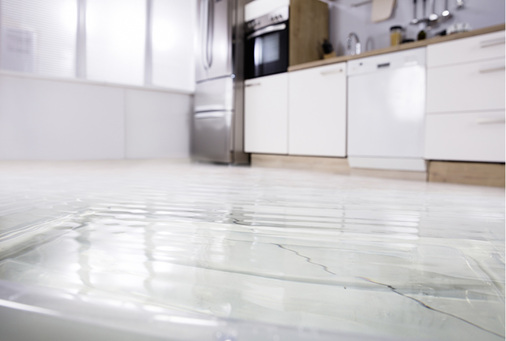 
3
 Ereignisse mit großem Wasseraustritt sind eher selten auf „übersehene“ Undichtigkeiten in der Trink-wasser-Installation zurückzuführen. Vielmehr sind es kleine Leckagen, die erst zeitversetzt sichtbar werden.



