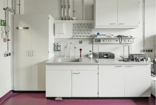 
2
 Die Labore sind ergonomisch, sicher und flexibel eingerichtet. Der Arbeitsfluss wird durch kurze Laufwege, durchdachte Arbeitsflächen und ausreichen-den Stauraum unter-stützt. Arbeitssicherheit und Gesundheitsschutz sind gerade in Labora-torien von enorm hoher Wichtigkeit. Die dezen-trale Trinkwasser-erwärmung trägt zur Sicherstellung beider Anforderungen bei. 



