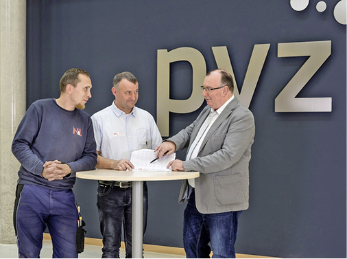 
4
 Gute Zusammenarbeit im Team (v. l.) Christoph Noeßke, Kundendiensttechniker beim Fachbetrieb Nowak & Lichter Elektrotechnik, Henrik Nowak, Geschäftsführer Nowak & Lichter Elektrotechnik, und Rainer Schäfer, Vertriebsbeauftragter bei AEG Haustechnik.



