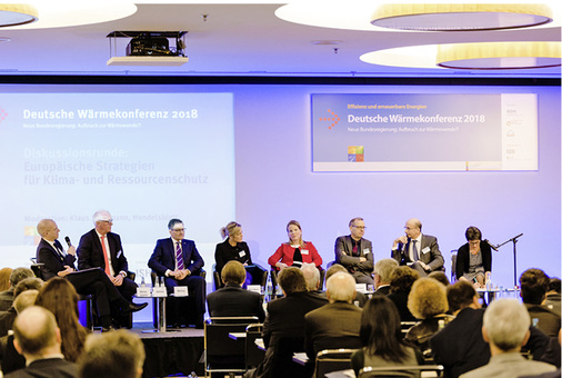 <p>
<span class="GVAbbildungszahl">2</span>
 Diskutierten auf der 9. Deutschen Wärmekonferenz europäische Strategien für Klima- und Ressourcenschutz (v. l.): Klaus Stratmann (Handelsblatt, Moderation), Klaus Jesse, (Vorsitzender der association of the European Heating Industry EHI), Adrian Willig (Verband Eurofuel), Anne Katherina Weidenbach (Europäische Kommission), Sabine Augustin (Vorsitzende des Strategieausschusses des Verbands Eurogas,) Ulrich Benterbusch, (Ministerialdirigent im BMWi) und François Frisquet (Präsident des französischen Herstellerverbands Uniclima). 
</p>

<p>
</p> - © BDH

