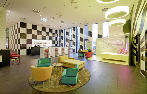 



3
 Das 24-geschossige Hochhaus mit 22 Büroetagen wird unter anderem durch ein Hotel genutzt (hier die Lobby), zudem gibt es vier Tiefgeschosse als Parkgarage. 
