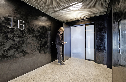 



6
 Die Lüftungstechnik auf den jeweils etwa 220 m
2
 großen Büroetagen ist so ausgelegt, dass im Brandfall jeweils eine Hälfte entraucht wird, ohne dass es bei geöffneten (Flucht)Türen zur Verrauchung des Fluchtwegs im Schleusenbereich (im Bild vor der Aufzugsanlage) kommt. 
