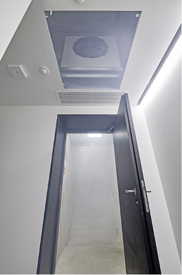 



7
 Der Rauchtest bestätigte die 100-%ige Funktionsfähigkeit des Luftschleiers (oben; das Deckenelement ist für das Foto geöffnet), der im Basement den Schleusenbereich trotz Winddruck aus der geöffneten Eingangshalle rauchfrei hält. 
