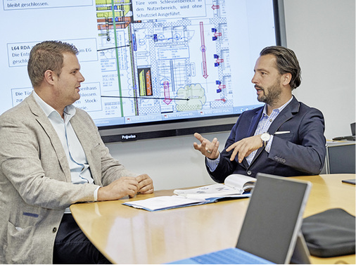 



10
 Baumanager Gernot Krenn (rechts, mit Mario Widmer, Systemair-Geschäftsführer Schweiz) sieht gerade bei einer räumlich so limitierten Baustelle wie dem Grosspeter Tower für einen präzisen und zügigen Ablauf die Notwendigkeit einer professionellen Partnerschaft mit allen am Bau beteiligten Partner. 

