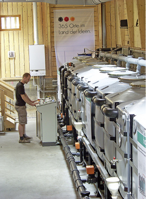 <p>
</p>

<p>
<span class="GVAbbildungszahl">3</span>
 Mehrstufige Aufbereitungsanlage für Grauwasser im Block 6, seit 2007 im Betriebsgebäude untergebracht. 
</p> - © Nolde + Partner

