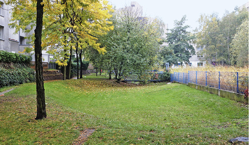 



6
 Versickerungsmulde für Regenwasser im Innenhof des Blocks 6 in Berlin-Kreuzberg. 
