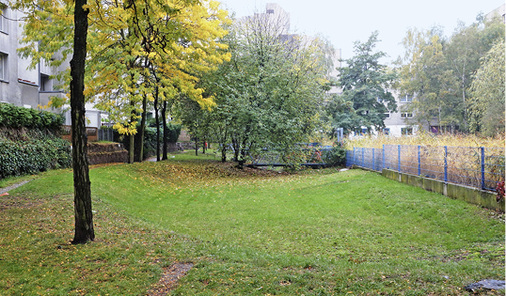 <p>
</p>

<p>
<span class="GVAbbildungszahl">6</span>
 Versickerungsmulde für Regenwasser im Innenhof des Blocks 6 in Berlin-Kreuzberg. 
</p> - © König

