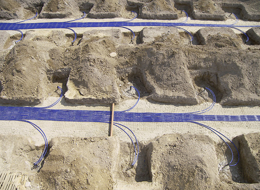 
6
 Sondenfeld. Soll man künftig die Rückläufe von Verteilrohren zu Erdsonden wärmedämmen? Entspricht die gitterförmige Anordnung von EWS noch dem Stand der Technik? Welchen Einfluss hat der Grundwasserfluss auf ein EWS-Feld? Diese Fragen beschäftigen aktuell die Wissenschaftler und bald auch die Praktiker.



