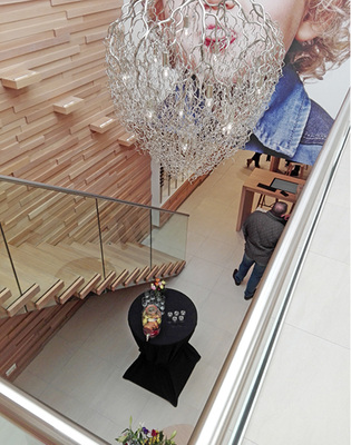 



5
 Systemintegration erhöht Energieeffizienz in einem Optikergeschäft: Ein VRF-System führt den Wärmestau aus der offenen Galerie im Obergeschosses ab …
