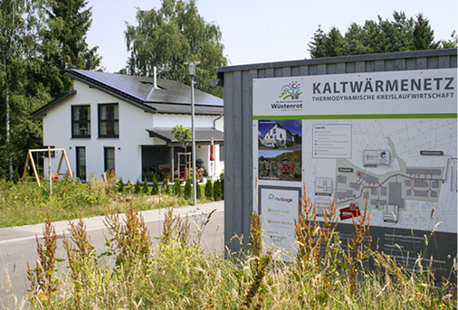 



2
 Wer die Vordere Viehweide in Wüstenrot besucht, kann sich vor Ort über das Konzept der Plusenergiesiedlung mit Kaltwärmenetz und Agrothermiekollektor informieren. 
