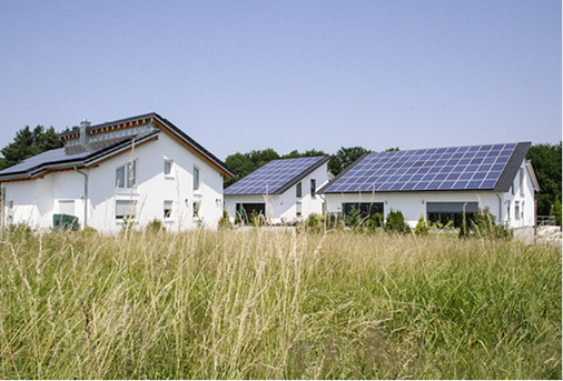 <p>
</p>

<p>
<span class="GVAbbildungszahl">3</span>
 Die Bauherren der Plusenergiesiedlung Vordere Viehweide II verpflichteten sich, Solarmodule aufs Dach zu setzen. So wird die elektrische Energie für den Bedarf der Haushalte und den Betrieb der Wärmepumpen erzeugt. Batterien und thermische Speicher nehmen die Überschüsse auf. 
</p> - © HFT Stuttgart / Pietzsch

