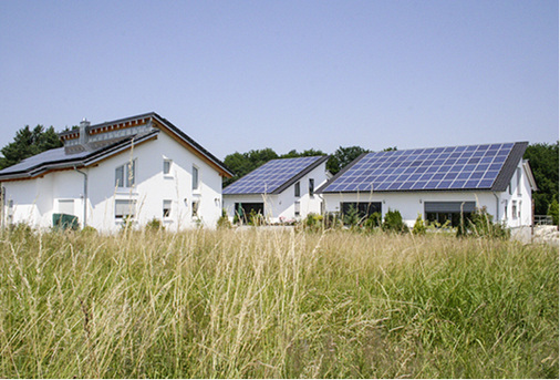 



3
 Die Bauherren der Plusenergiesiedlung Vordere Viehweide II verpflichteten sich, Solarmodule aufs Dach zu setzen. So wird die elektrische Energie für den Bedarf der Haushalte und den Betrieb der Wärmepumpen erzeugt. Batterien und thermische Speicher nehmen die Überschüsse auf. 

