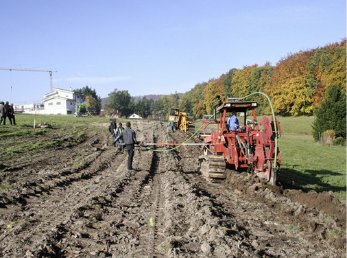 <p>
</p>

<p>
<span class="GVAbbildungszahl">4</span>
 Einpflügen des ersten Kollektorfeldes im Herbst 2012. Im Hintergrund Häuser der Plusenergiesiedlung Vordere Viehweide II
</p> - © HFT Stuttgart / Pietzsch

