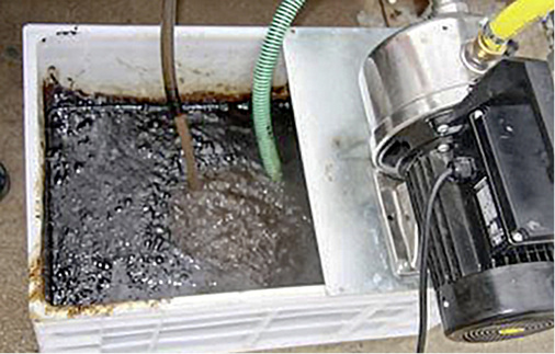 



2
 Der R200-Solarreiniger wird unverdünnt verwendet und reinigt innerhalb von ca. 20 Minuten das System. Ist das System stark verschmutzt, nimmt der klare R200 Solarreiniger durch das degradierte Glykol, das bei der Reinigung entfernt wird, eine braune Färbung an.
