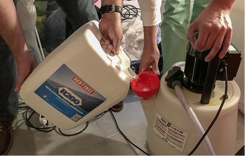 



3
 Nach der Reinigung mit dem R200-Solarreiniger kann die blaue R100-Wärmeträgerflüssigkeit eingefüllt werden.
