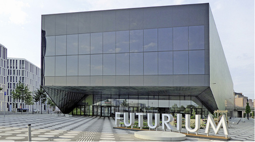 



8
 Futurium am Spree-Ufer in Berlin. Ob das Gebäude mit der innovativen Gebäudehülle auch für die Gebäudetechnik wegweisend sein wird, muss sich erst noch zeigen. Auf die Erfahrungen des Betreibers mit einem Paraffin-Latentkältespeicher darf man gespannt sein.
